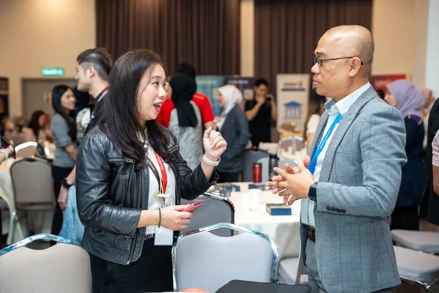 Two guests in conversation at a Talentbank graduate recruitment dialogue