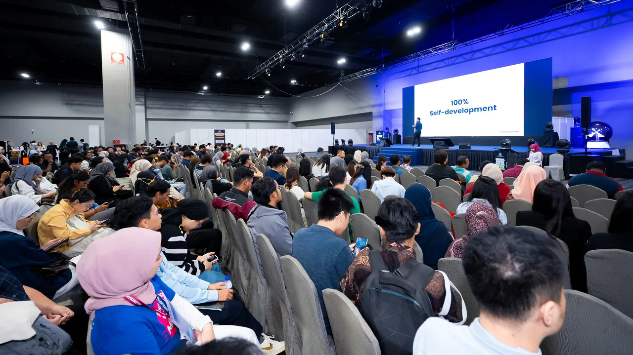 Hundreds of young people listening to a career talk at the National Career Fair