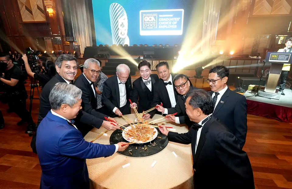 Guests tossing yee sang at the 2022 gala