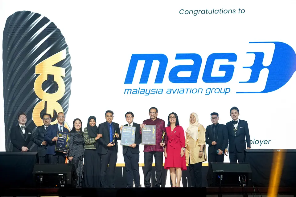 A winning team with its award at the 2022 gala