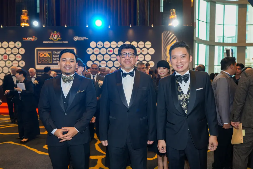 Guests of honour, vice-chancellors and winners at a Graduates' Choice Award gala