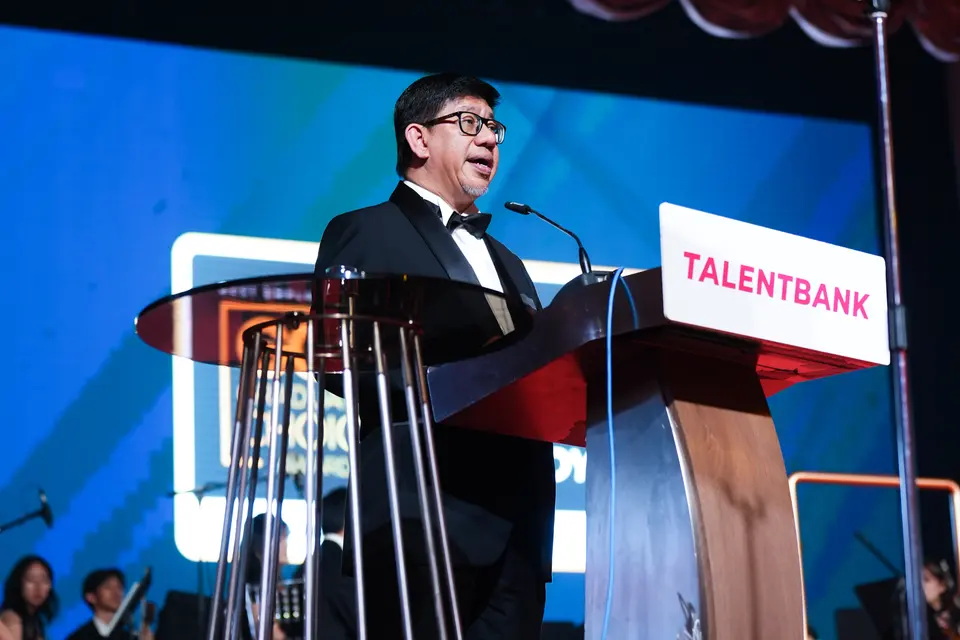 Guests of honour, vice-chancellors and winners at a Graduates' Choice Award gala