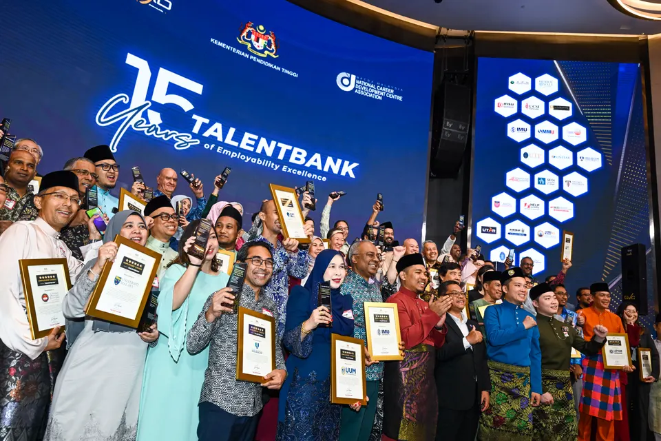 Guests on stage at the 2025 Employers' Choice Award holding certificates and trophies beneath a large screen