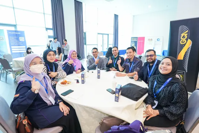 Delegates smiling around a round table at a Talentbank Graduate Recruitment Dialogue