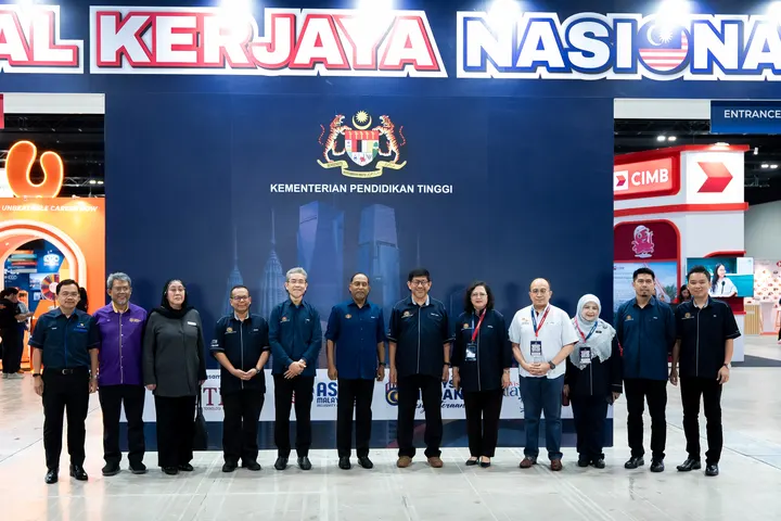 VIP guests from the Ministry of Higher Education at the National Career Fair 2025 banner