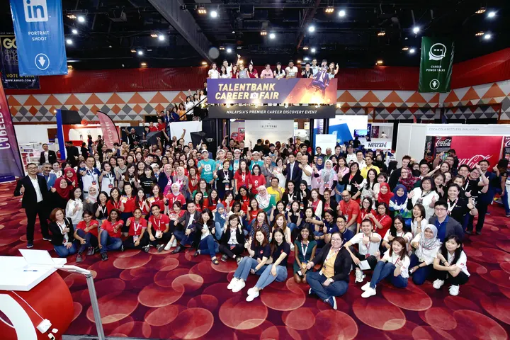 Visitors, exhibitors and the Talentbank crew gathered in the hall at the Talentbank Career Fair 2019