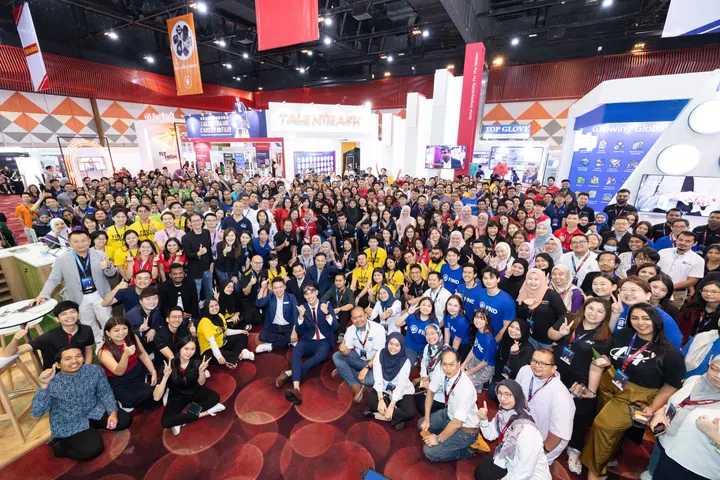 Employers, visitors and the Talentbank team gathered in the hall at the Talentbank Career Fair 2024