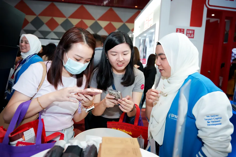 Visitors at an employer booth, Talentbank Career Fair 2025